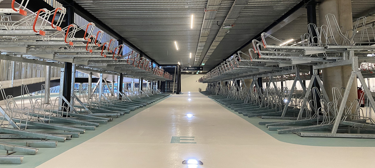 racks de stationnement Optima V10 à l'intérieur du plus grand parking vélo de France dans la Vélostation de la gare Lyon Part-Dieu