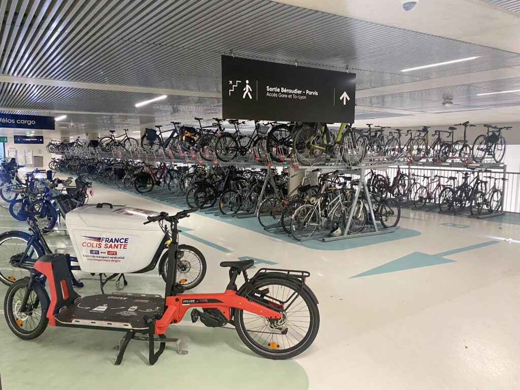 Vélostation - Arceaux vélo cargo et stationnement vélo racks sur 2 étages