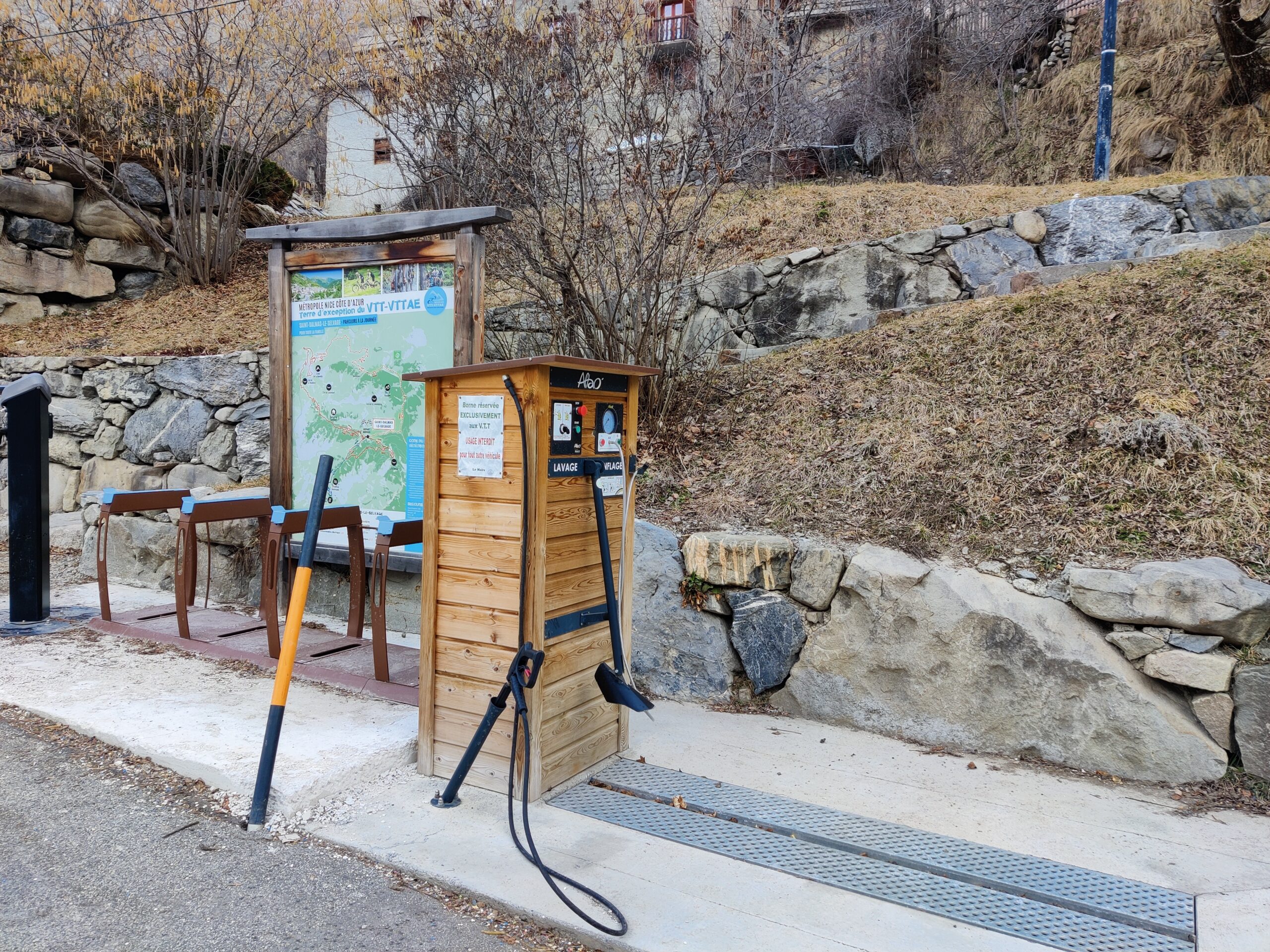 station de service vélo ALTAO Modulo installée à Saint-Dalmas-le-Selvage