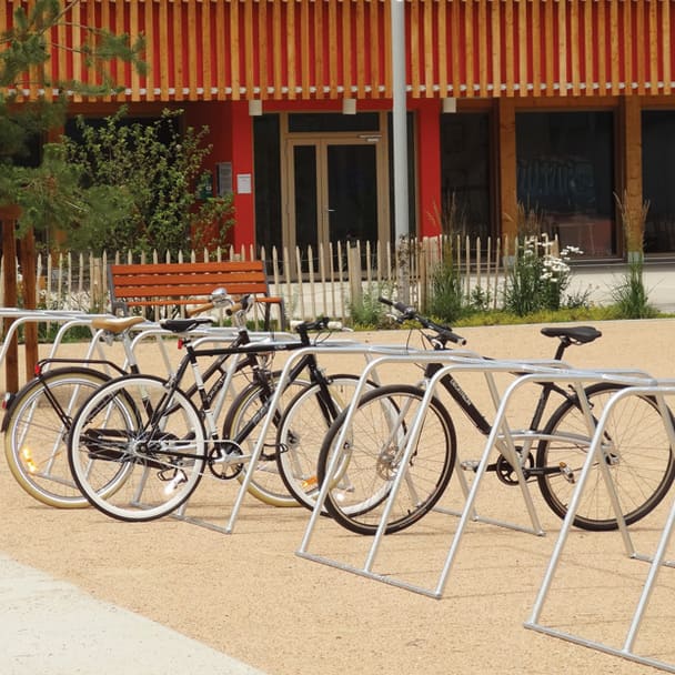 racks de stationnement temporaires pour vélos installés
