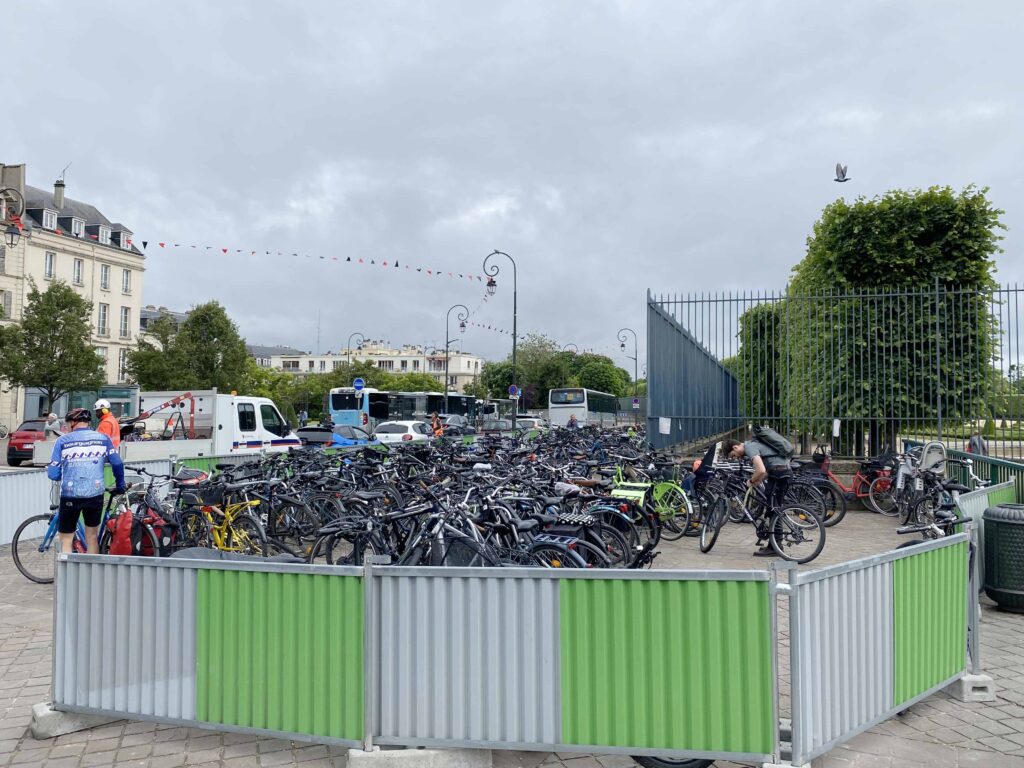 parking éphémère avec des arceaux ALTAO® Mobile installés remplis de vélos durant les travaux de transformation à Saint-Germain-en-Laye