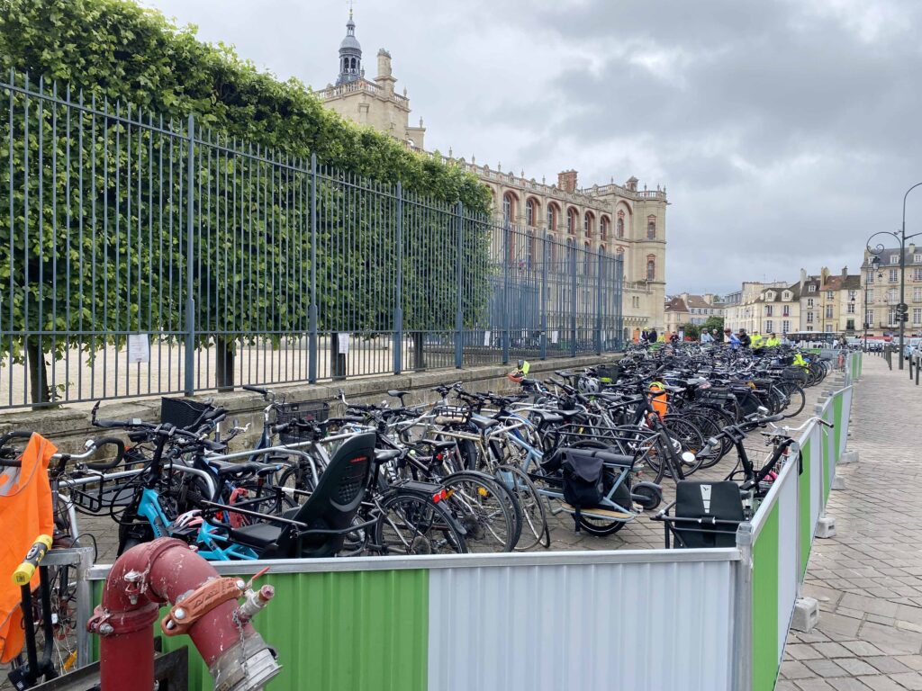 parking vélo temporaire réalisé avec les racks ALTAO® Mobile pendant les travaux de rénovation de la vélostation de Saint Germain en Laye
