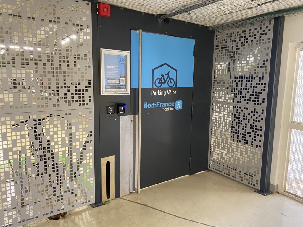 porte d'entrée du Parking Vélos de la gare de Saint-Germain-en-Laye conçue, fabriquée et installée par Altinnova avec contrôle d'accès Diwio