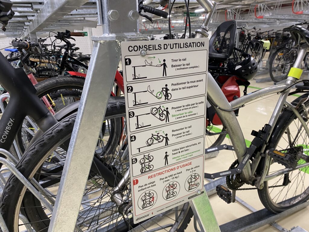 consignes d'utilisation des racks Optima V10 avec des conseils de stationnement vélos