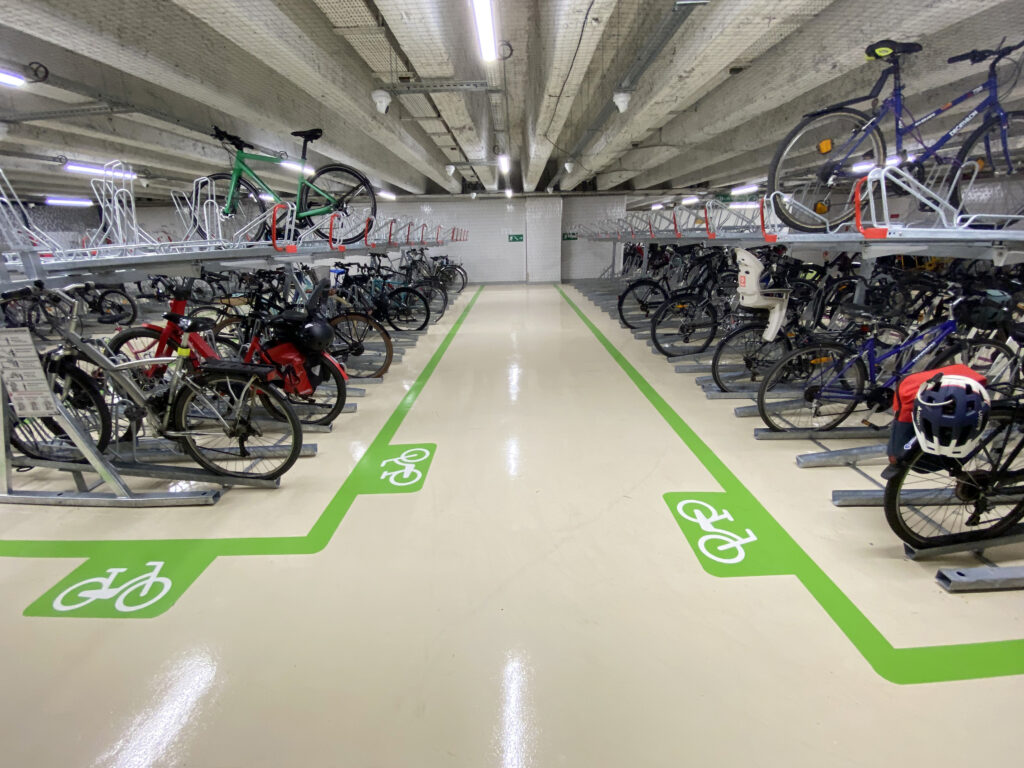 allée de circulation avec signalétique dans le Parking Vélos rénové engare de Saint-Germain-en-Laye