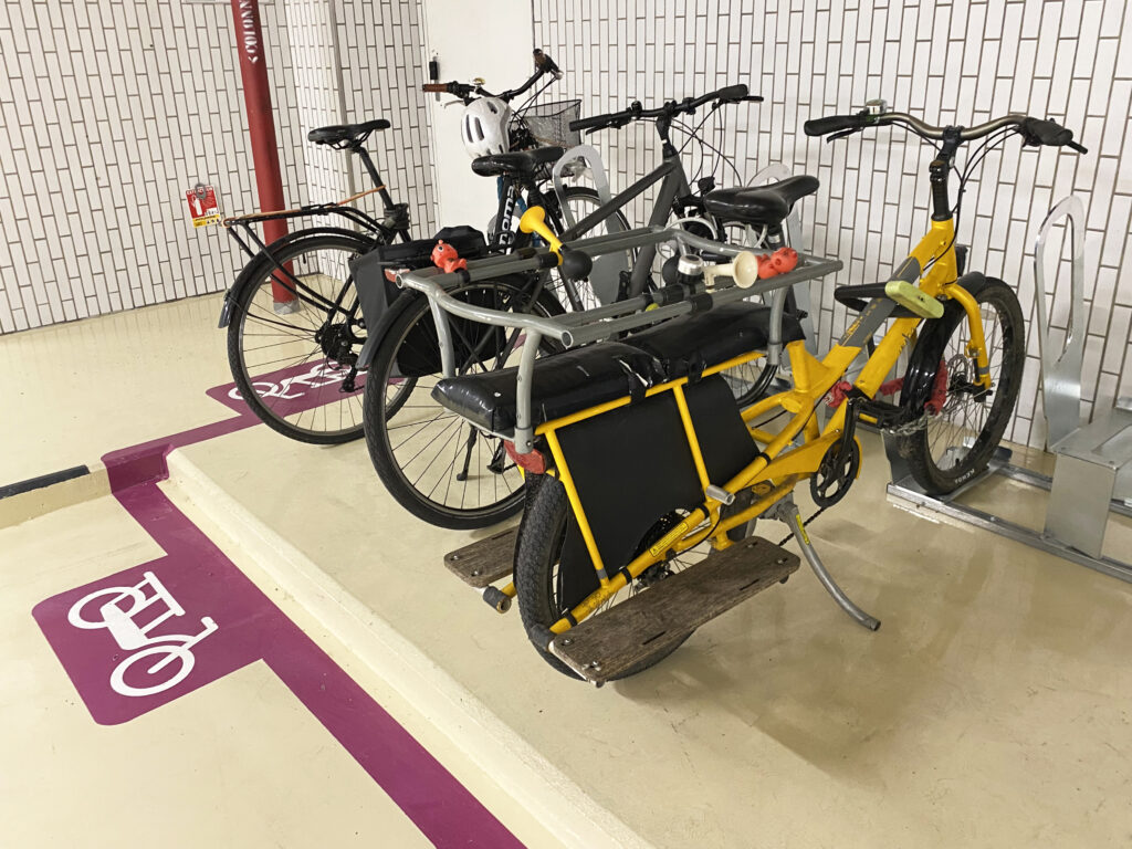 vélo allongé stationné sur arceau ALTAO® Parco dans l'espace de stationnement pour "longtail"