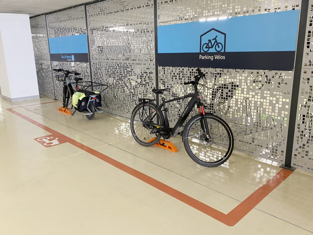 espace de stationnement pour les vélos cargos avec arceaux ALTAO® Bridge