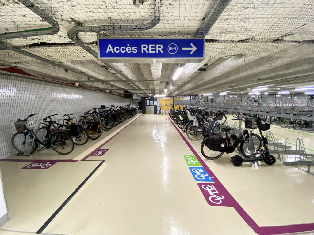 signalétique des différents espaces de stationnement, indication et panneau du nouveau Parking Vélos de la gare de Saint-Germain-en-Laye