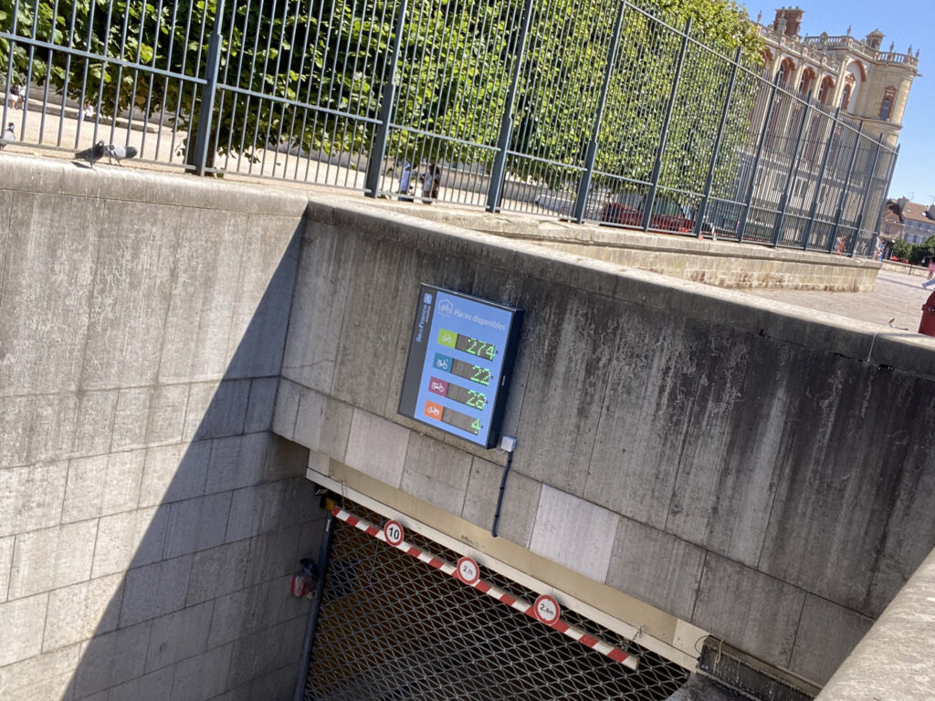 panneau d'affichage dynamique des places de stationnement vélos disponibles