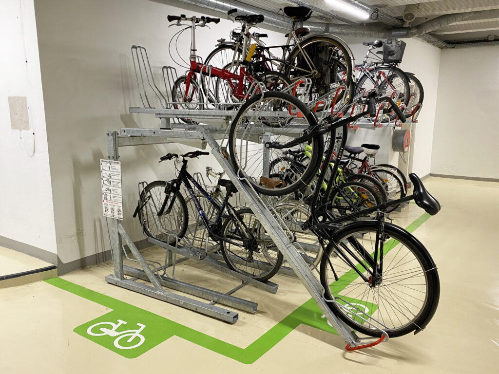 rail supérieur d'un rack de stationnement Optima V10 descendu pour stationner un vélo
