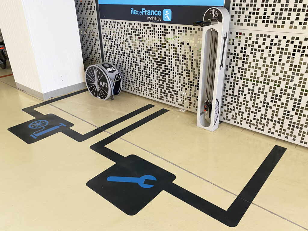 espace de services cyclistes avec une station de gonflage ALTAO® Pump et un totem de réparation ALTAO® Fix