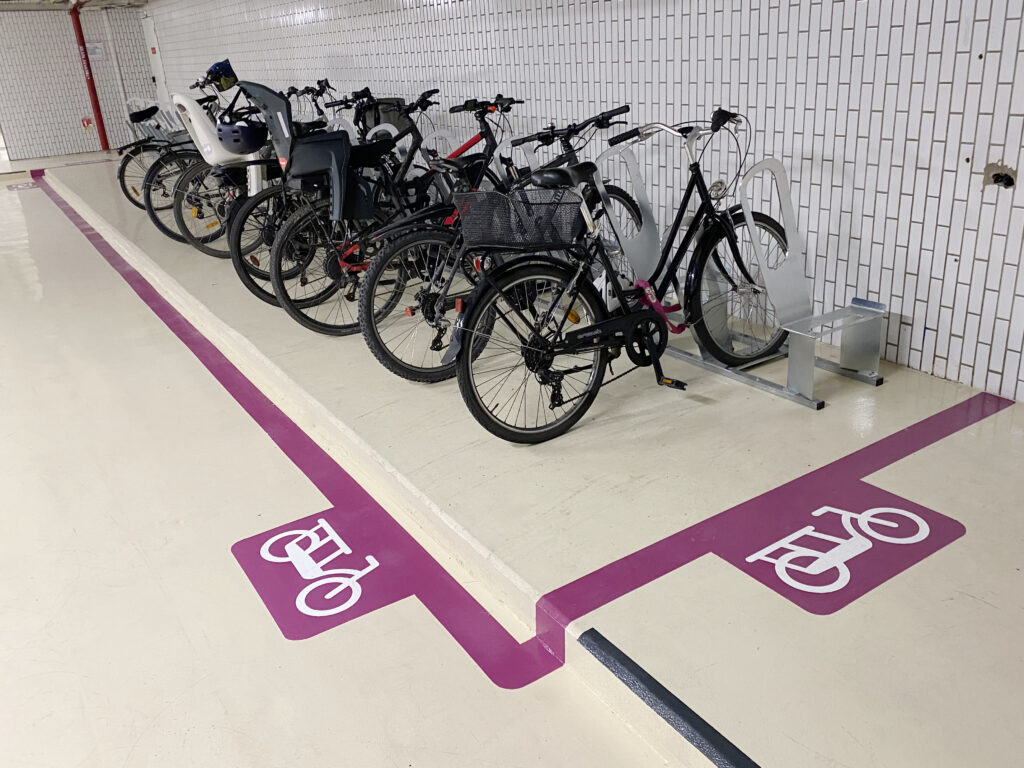 vélos stationnés sur des arceaux ALTAO® Parco