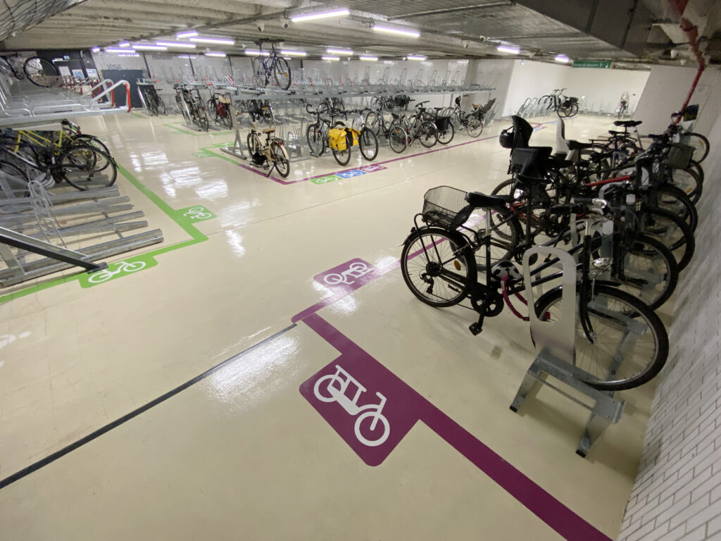 Vue d'ensemble du Parking Vélos de la gare de Saint-Germain-en-Laye conçu, fabriqué et installé par Altinnova