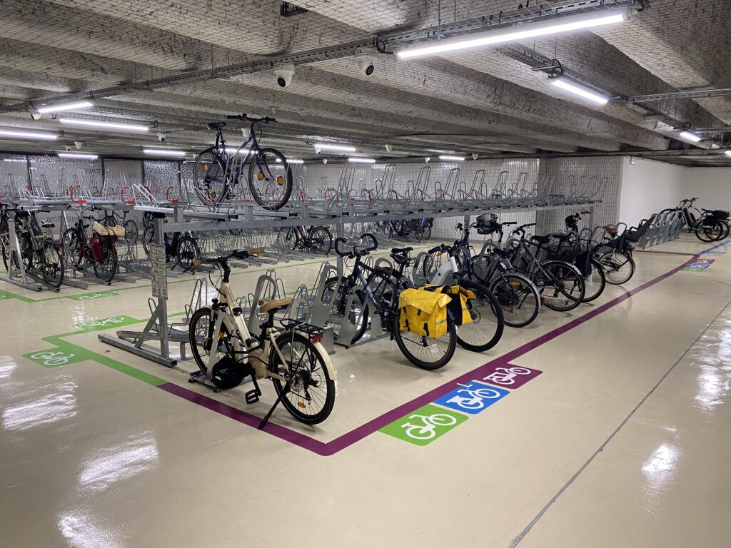 zone de stationnement vélos sécurisé équipé de racks et arceaux équipé par Altinnova