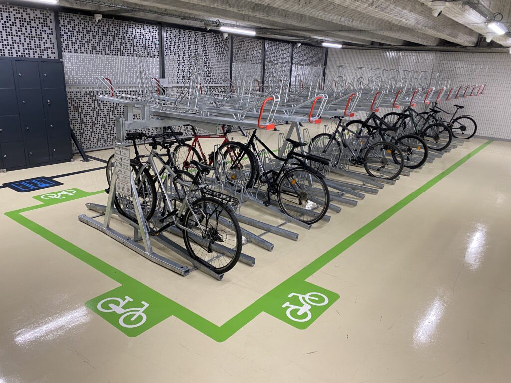 vélos stationnés sur des racks de stationnement en double étage Optima V10