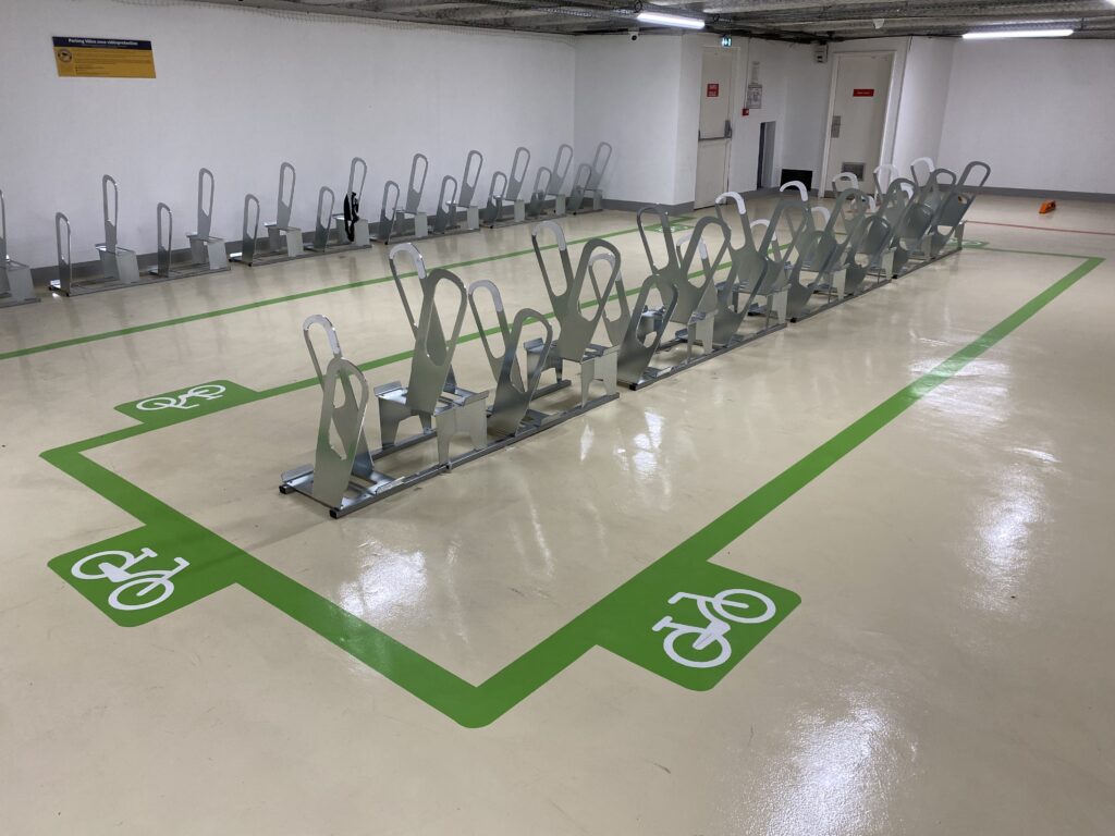 espace de stationnement pour vélos racks de stationnement ALTAO® Parco bilatéraux et monolatéraux