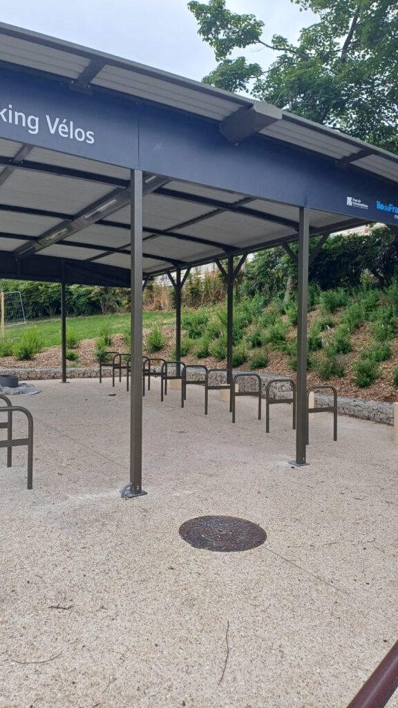 Overall view of A hoops under Spacio open curved roof.