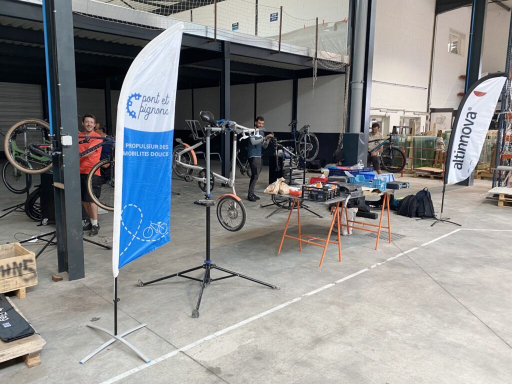 Talleres de reparación de bicicletas en colaboración con la asociación Pont & Pignons.