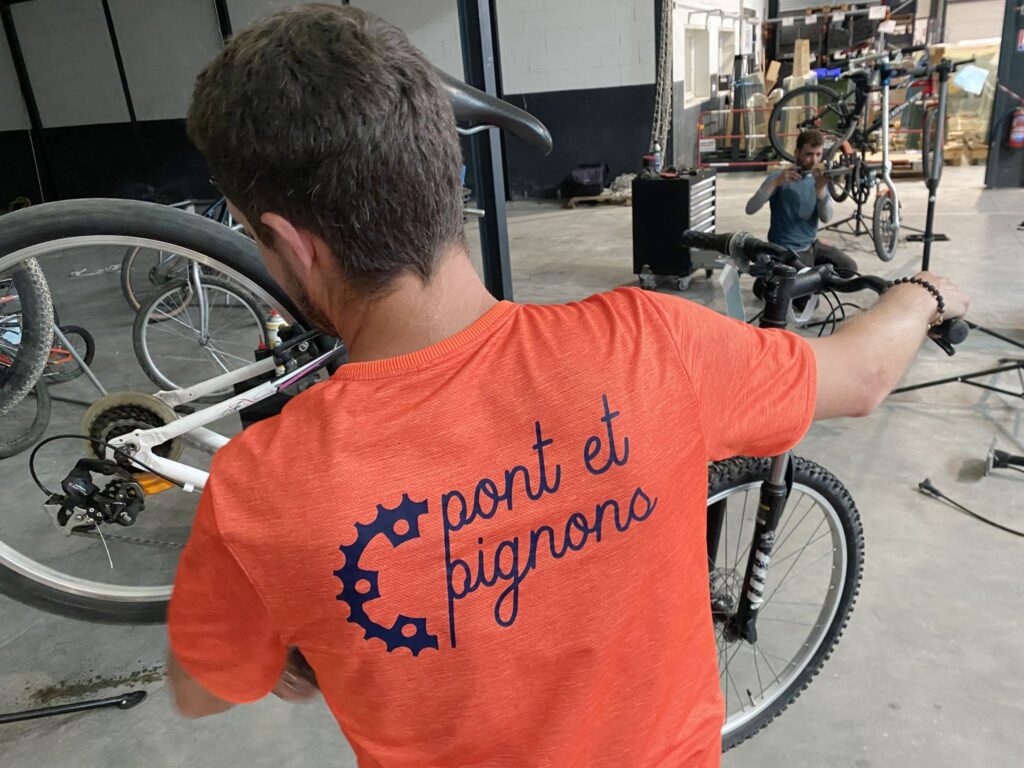 Talleres de reparación de bicicletas en colaboración con la asociación Pont & Pignons.