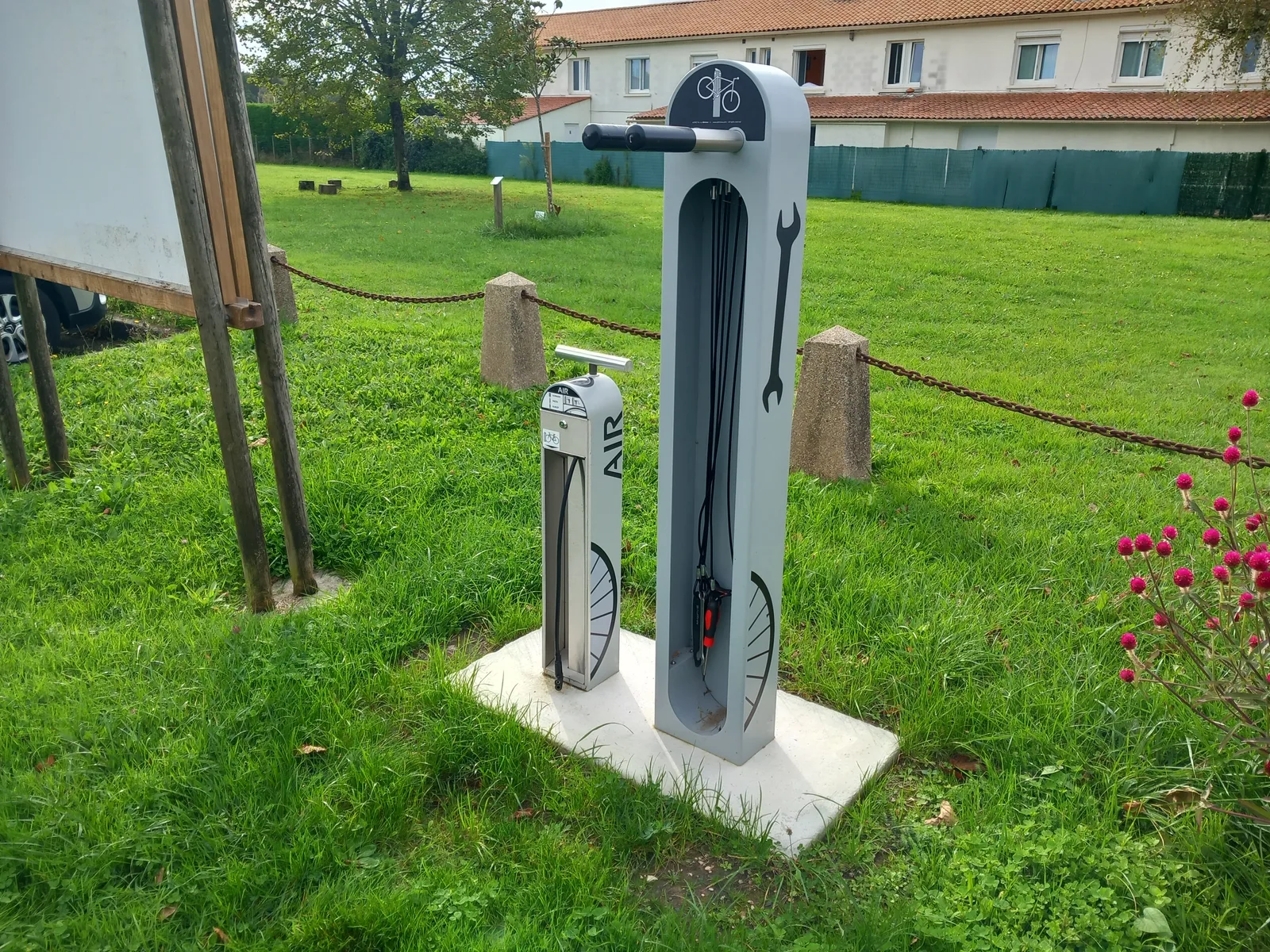 Royan Atlantique opblaasstation en reparatie totempaal