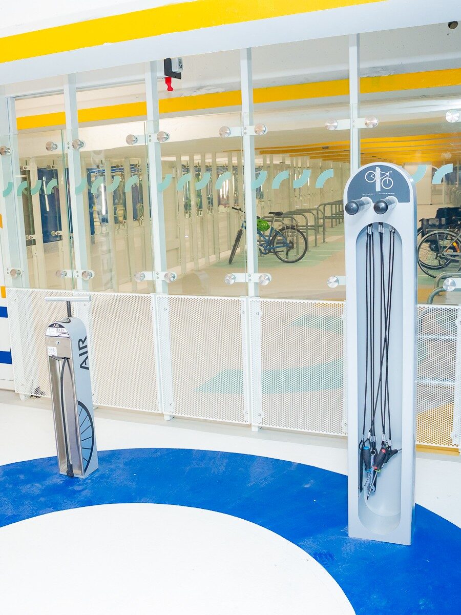 Station de gonflage vélos et totem de réparation au Hub des mobilités, Parking Comédie à Montpellier