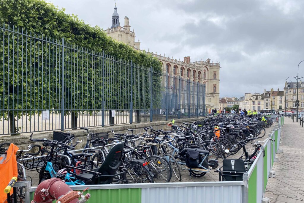 parking vélo temporaire réalisé avec les racks ALTAO Mobile pendant les travaux de rénovation