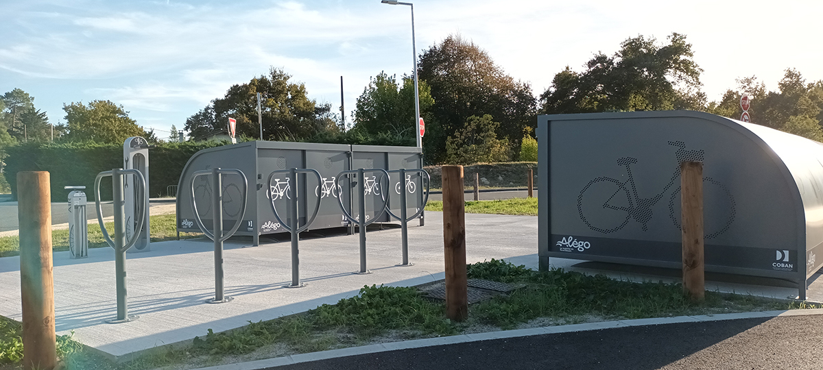Consigne vélo ALTAO® Cocoon, arceaux Lyre 1, Station de gonflage ALTAO® T'Pump et Borne de réparation ALTAO® Fix