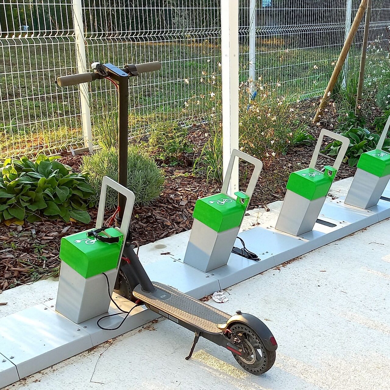 les employés ont stationnés et branchés leurs trottinettes électriques