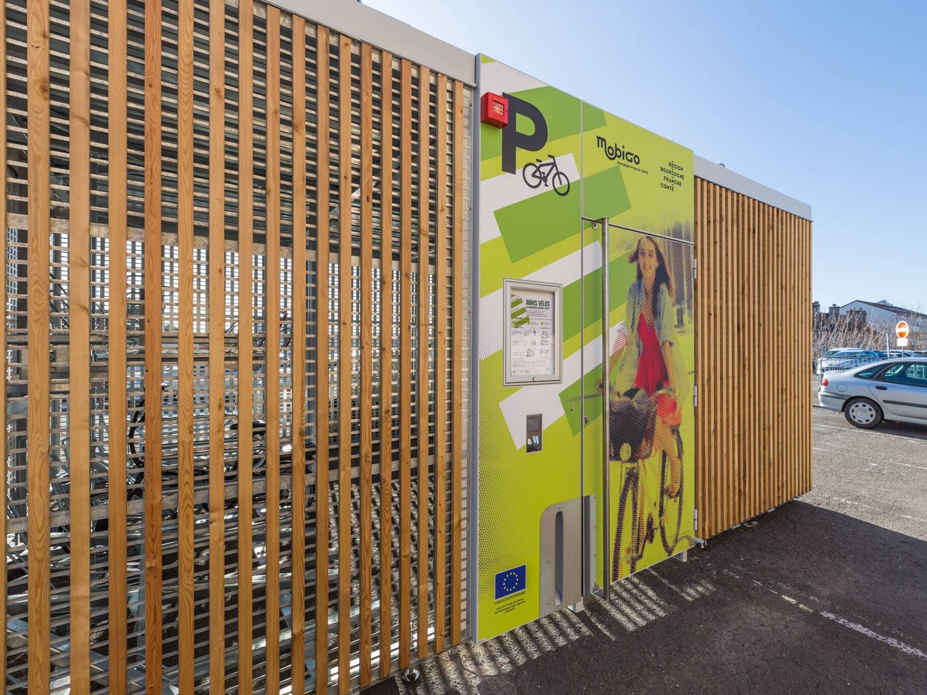 Refugios solares para bicicletas Abri Cigogne en la estación de Mâcon