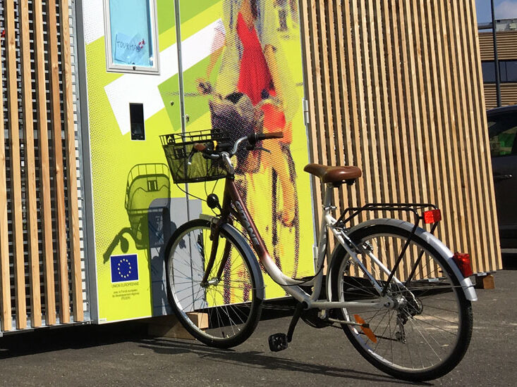 refugio solar burdeos para cigüeñas con ranura para bicicletas