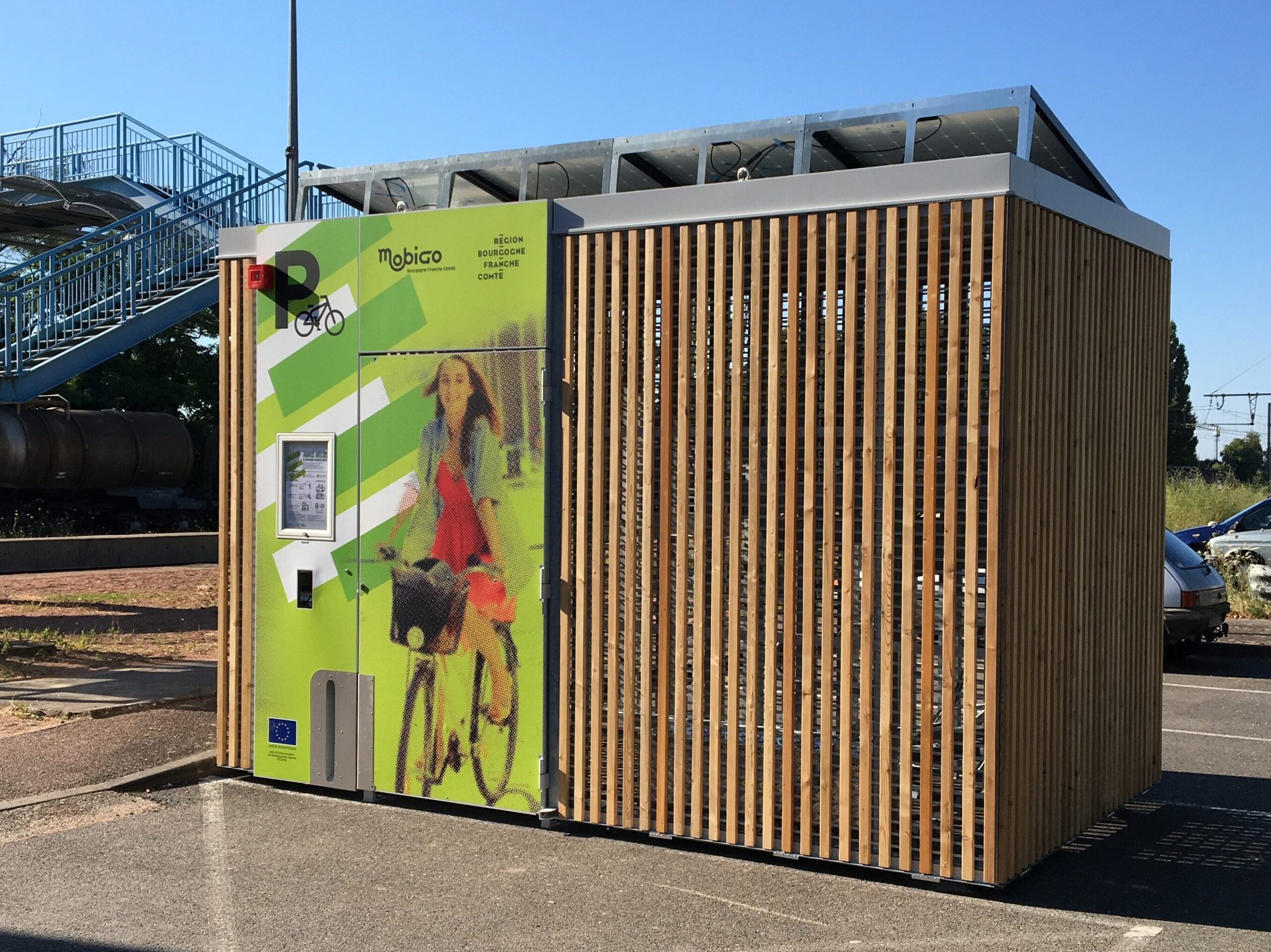 Refugios solares para bicicletas Abri Cigogne en la estación de Seurre