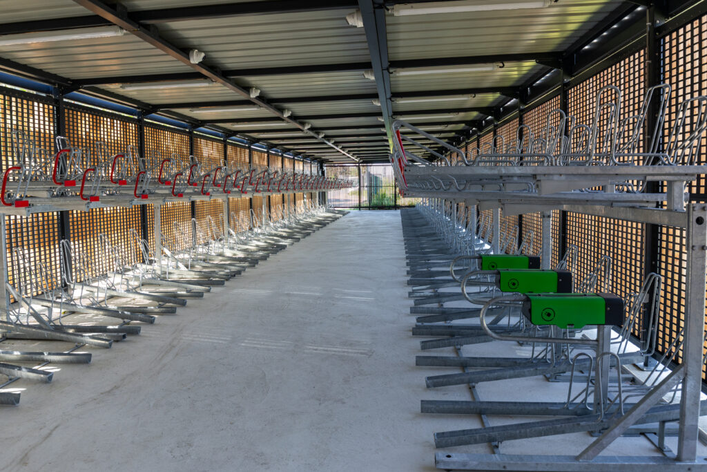 Rack de stationnement vélos et VAE - Gare Noisy-le-sec ©Valentine Pedoussat – SNCF Gares & Connexions