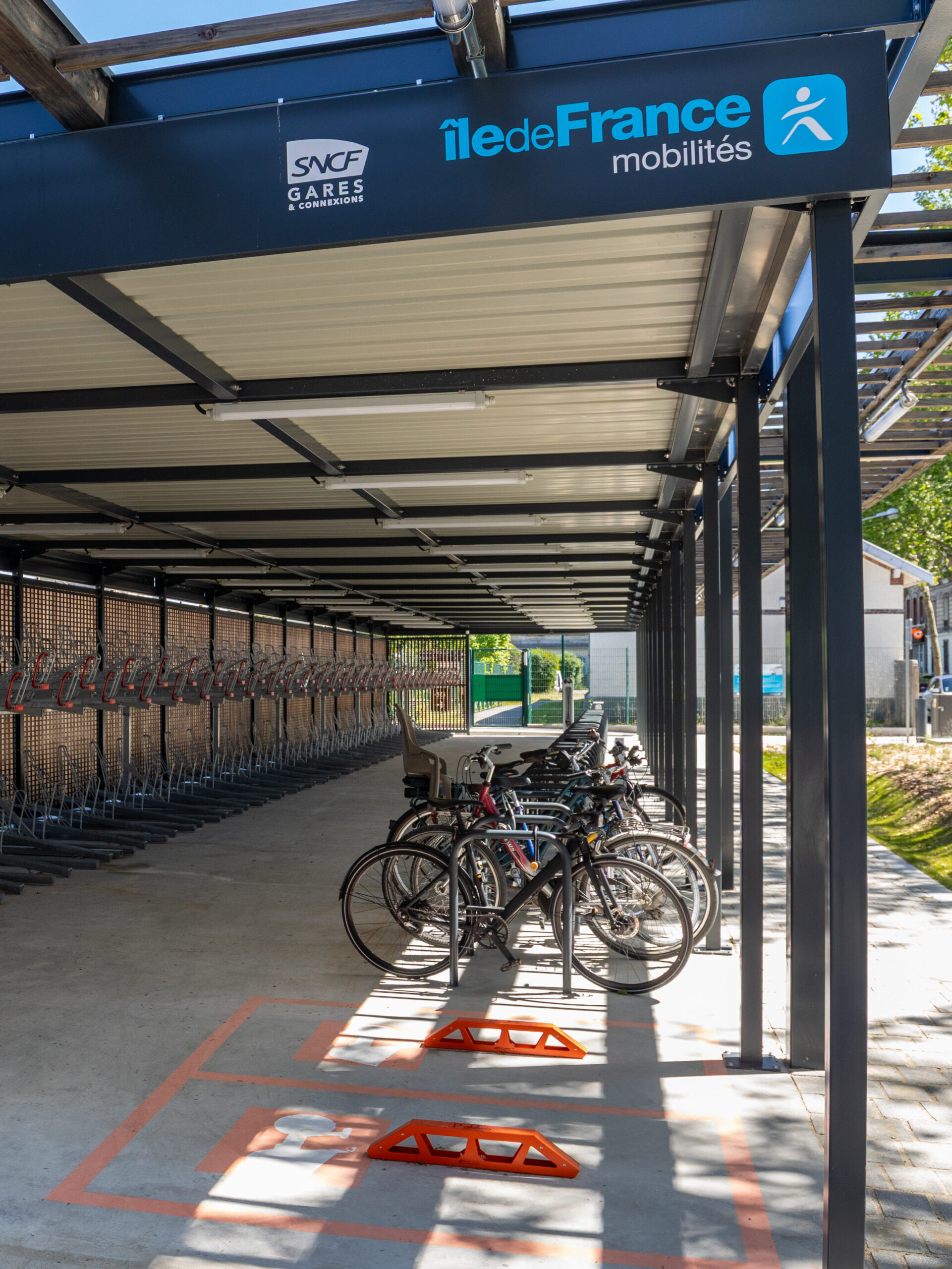 Parking Vélos ouvert ALTAO® Spacio - Gare Noisy-le-sec ©Valentine Pedoussat – SNCF Gares & Connexions