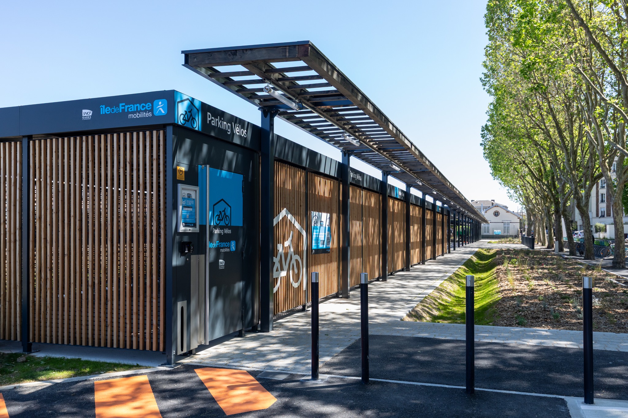 Parking Vélos ALTAO® Spacio - Gare Noisy-le-sec ©Valentine Pedoussat – SNCF Gares & Connexions