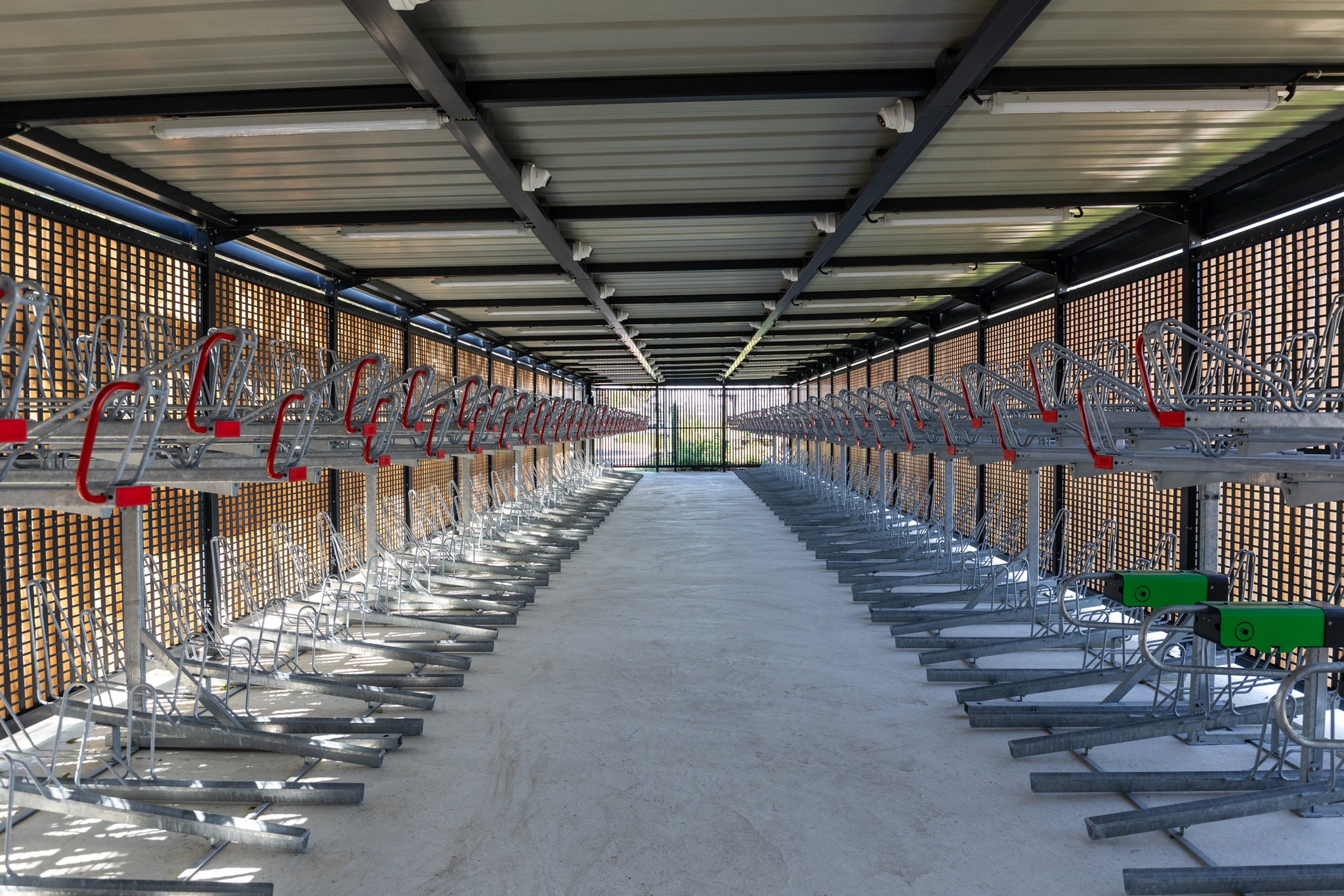 Racks double étage Optima V10 - Gare Noisy-le-sec ©Valentine Pedoussat – SNCF Gares & Connexions
