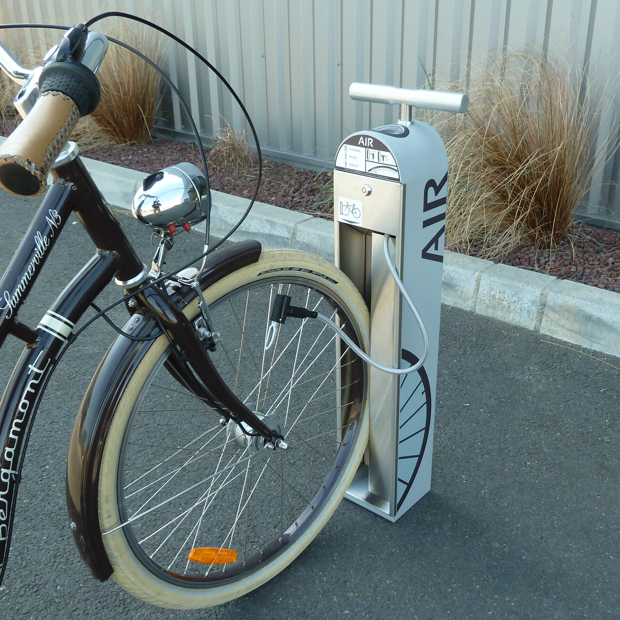 gonflage d'un vélo avec une borne ALTAO® T’Pump