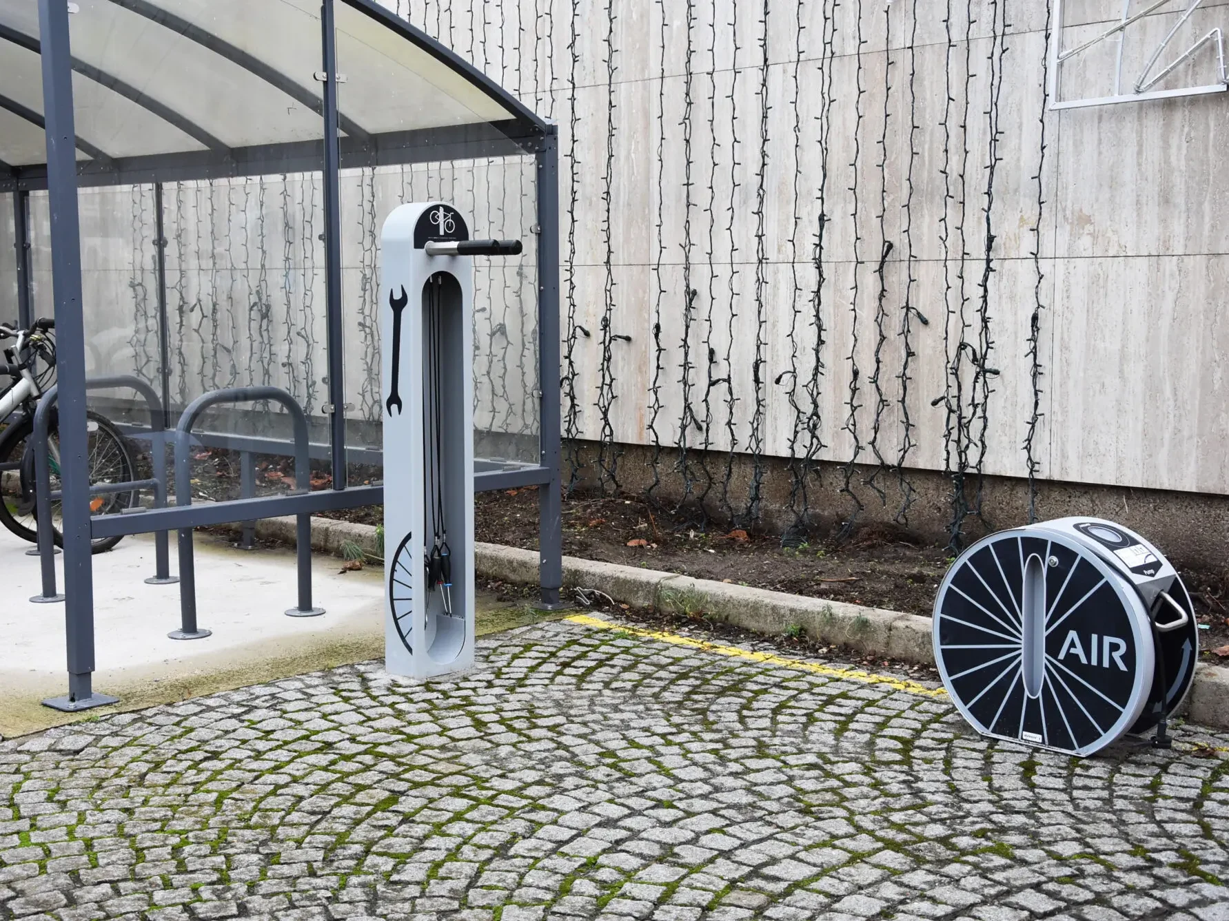 Abri vélo, arceaux de stationnement U, station de gonflage et de réparation vélos ©Eaubonne