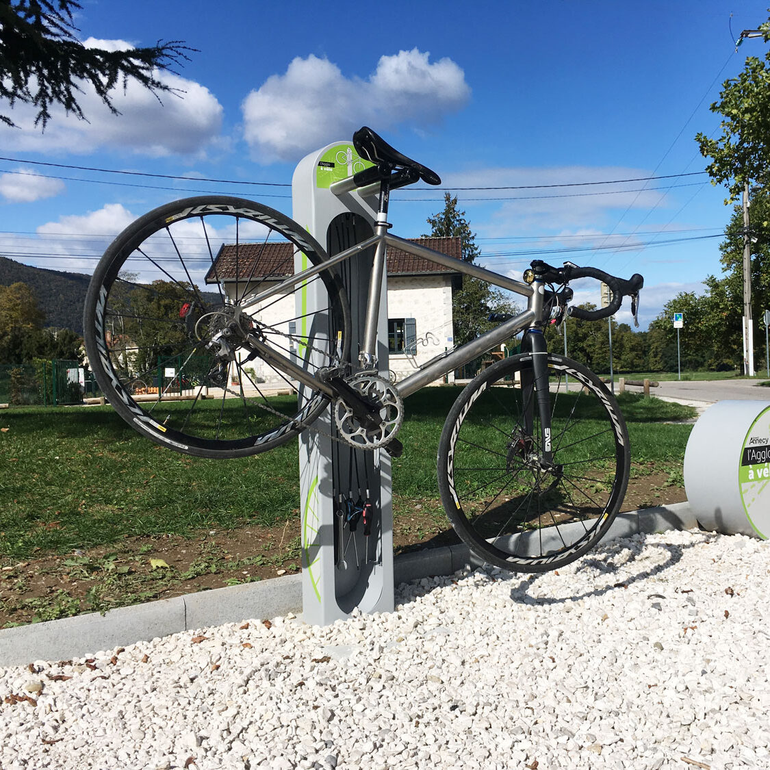 une des aires de services cyclistes du Grand Annecy
