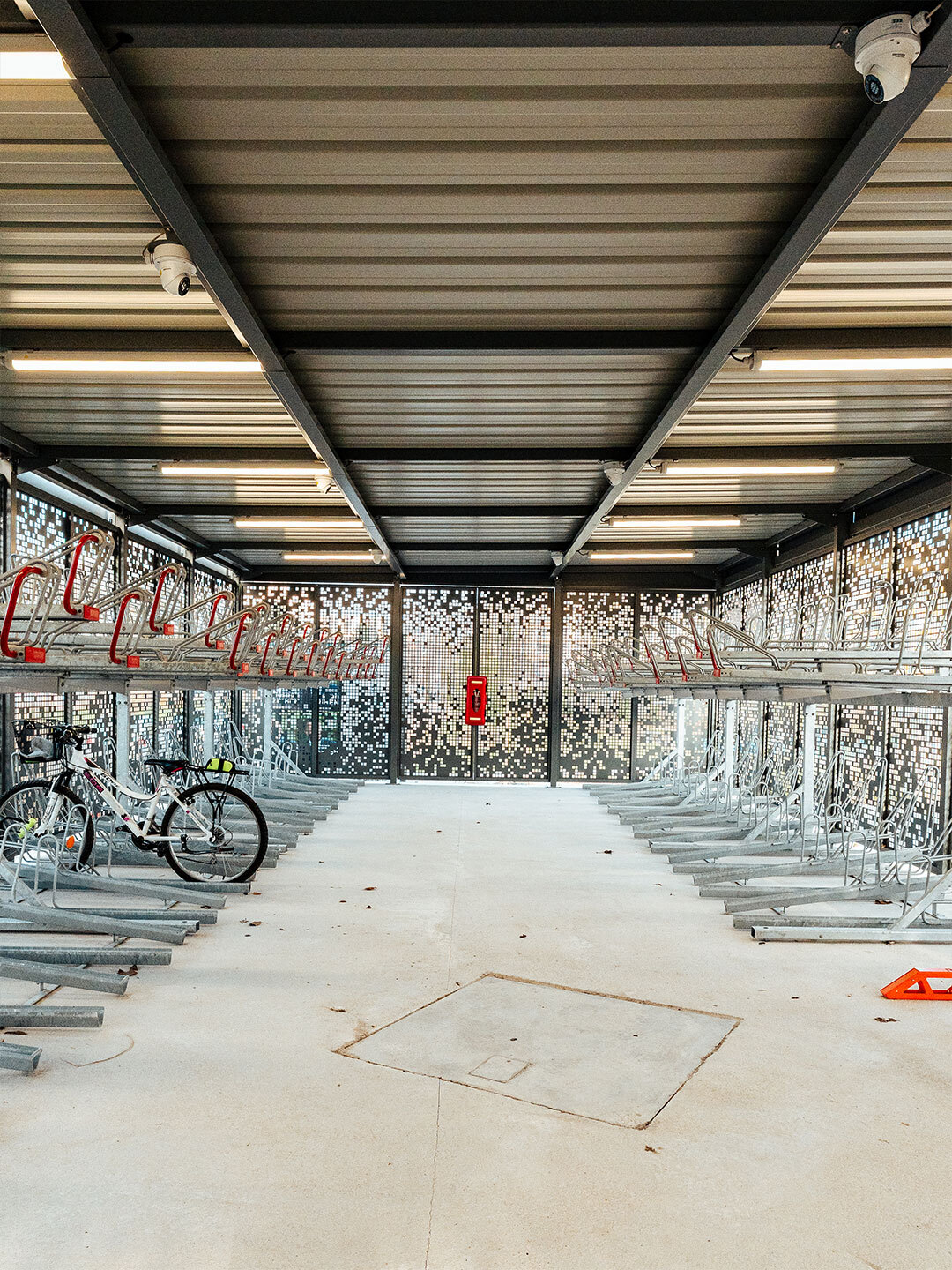 Abri vélo sécurisé et racks de stationnement double étage ©Noisy-le-Grand