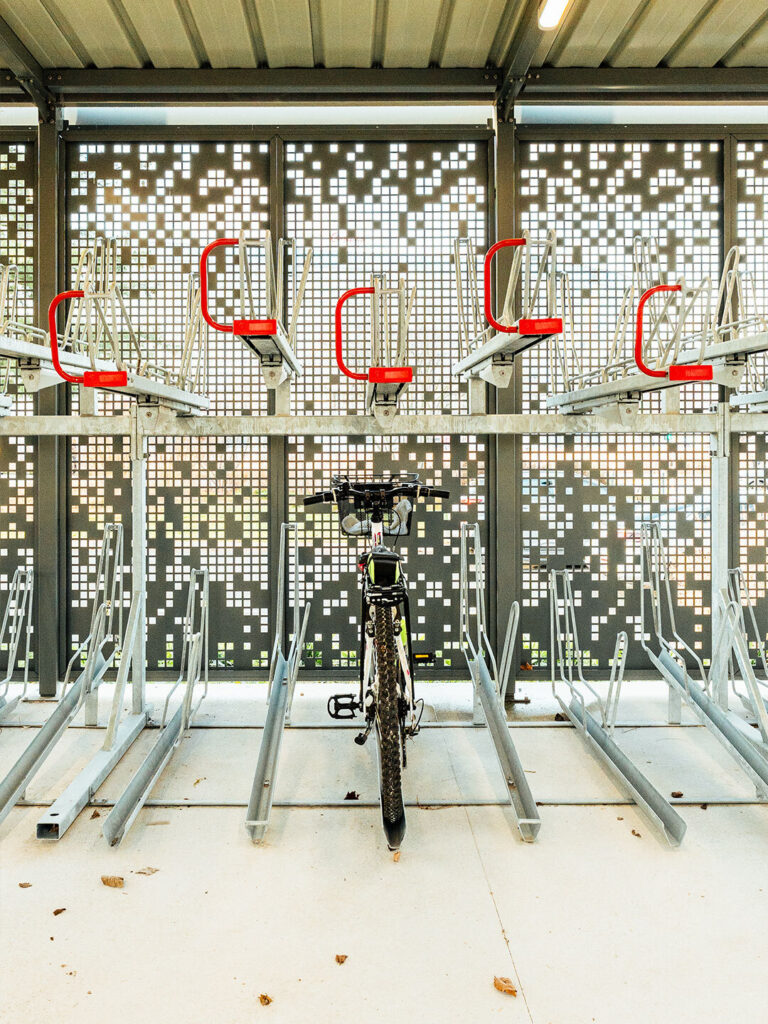 Abri vélos sécurisé et racks de stationnement double étage ©Noisy-le-Grand