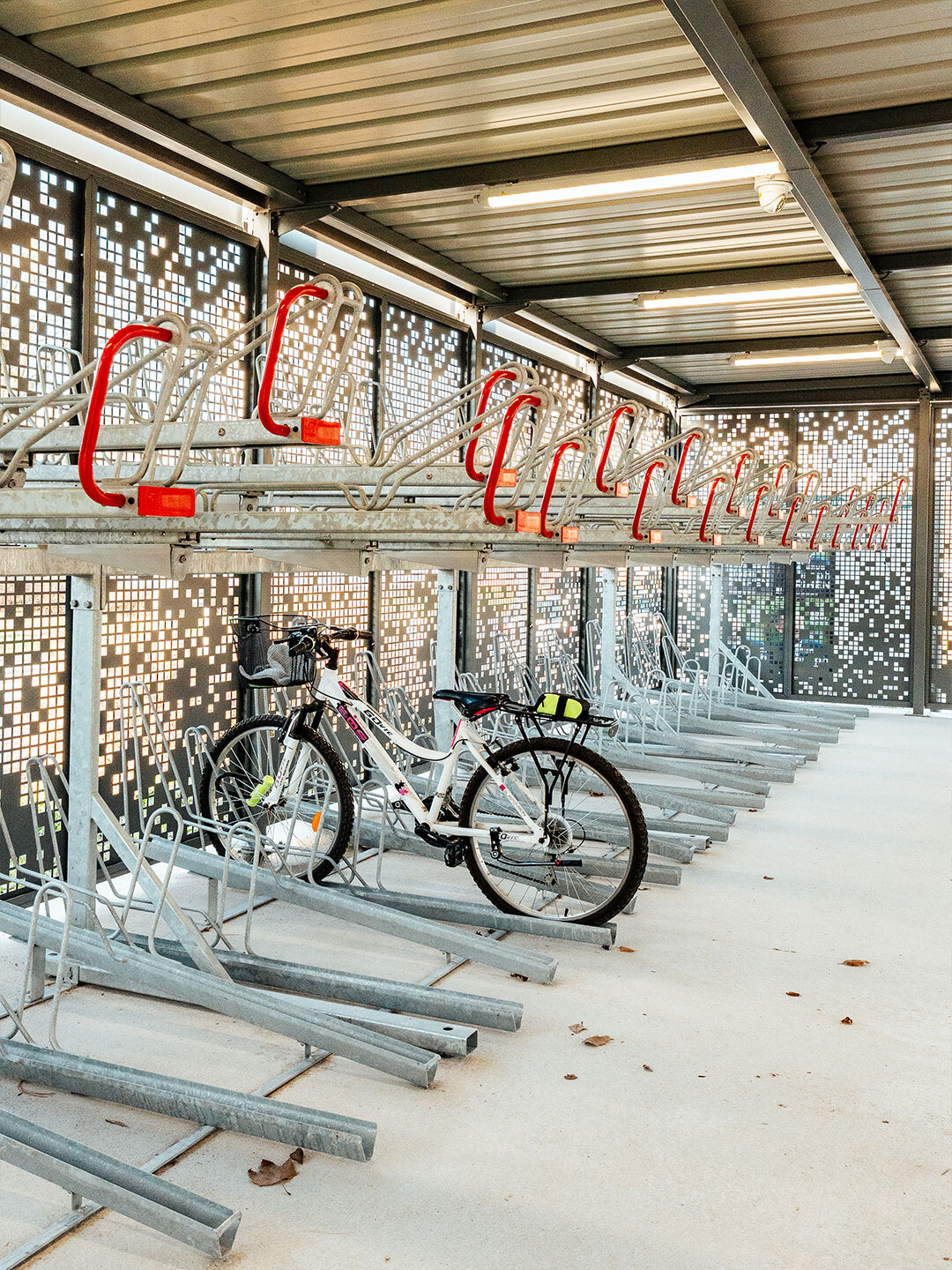 Abri vélo sécurisé et racks de stationnement double étage ©Noisy-le-Grand