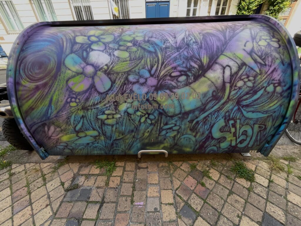 Abri vélos ALTAO Cover personnalisé par l'artiste Selor