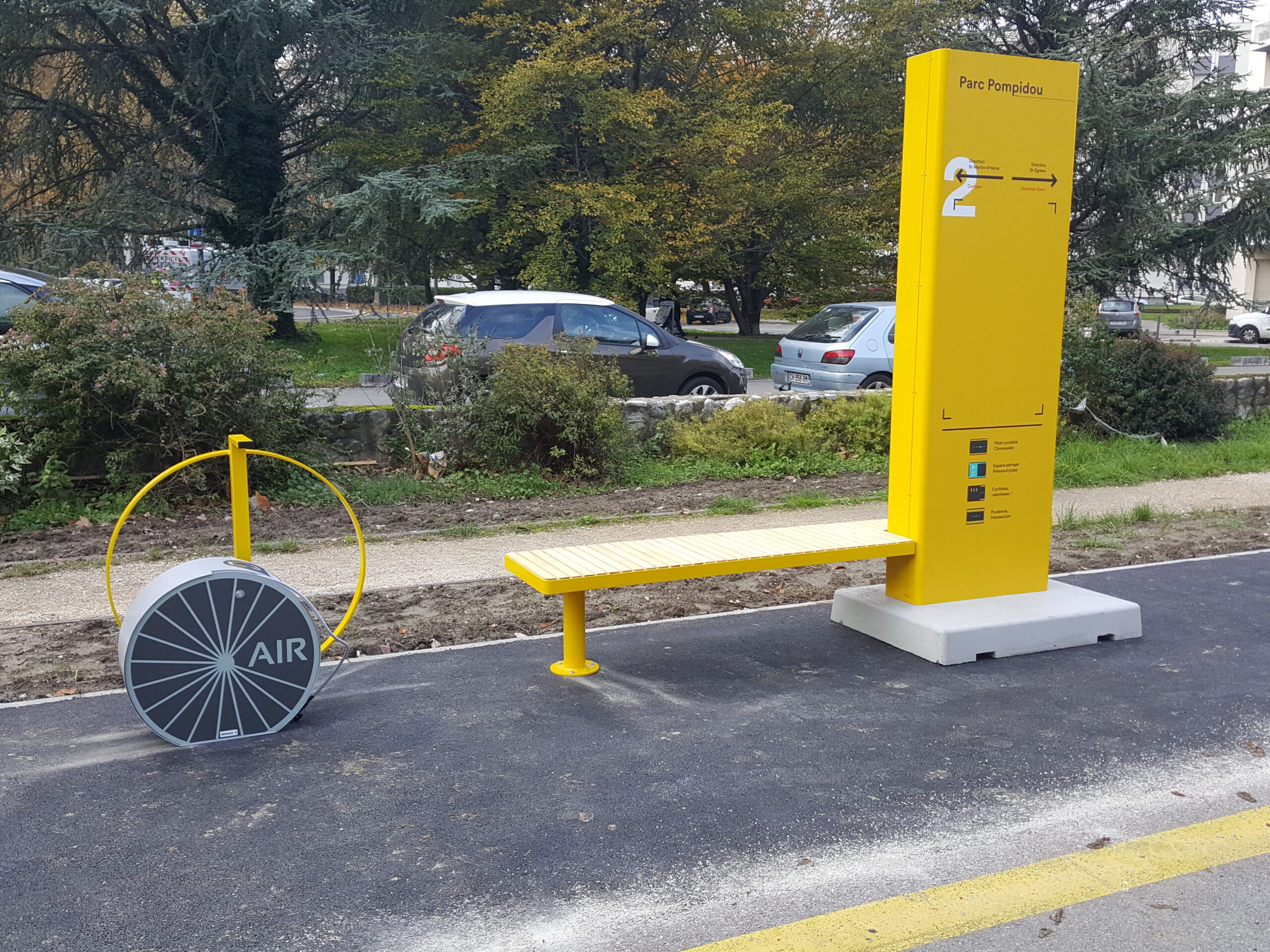 aire de services cyclistes - station de gonflage, banc, plan du réseau Chronovélo - Grenoble