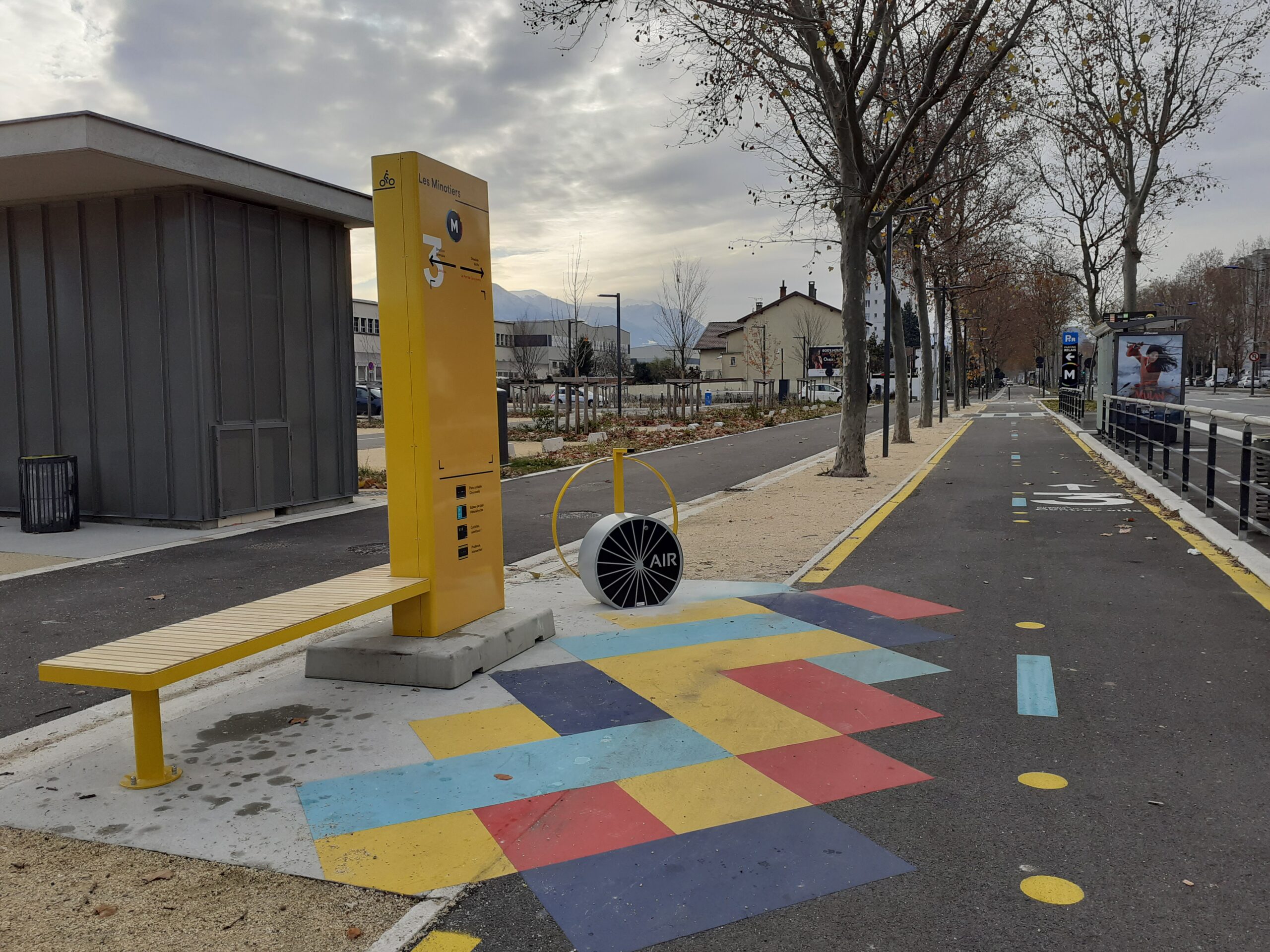 Aire de services vélos avec gonfleur, mobilier urbain et totem de signalétique
