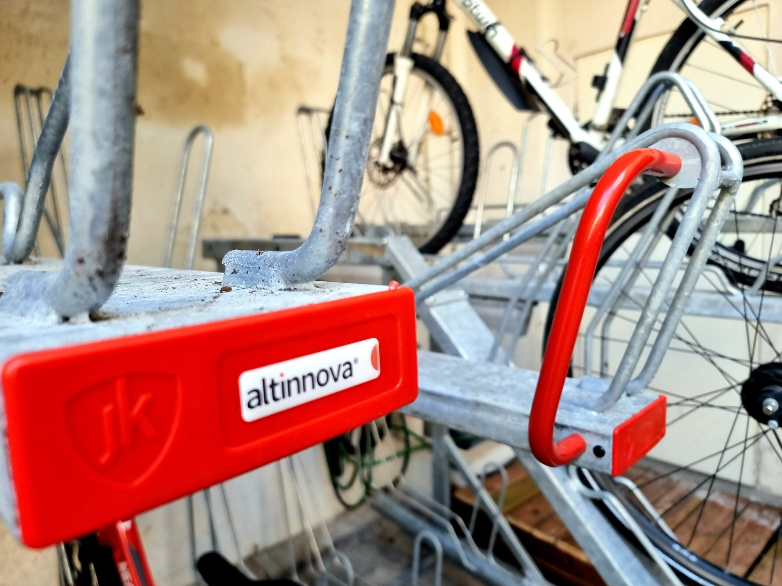 Détail du système de rail du rack de stationnement vélo Optima V10