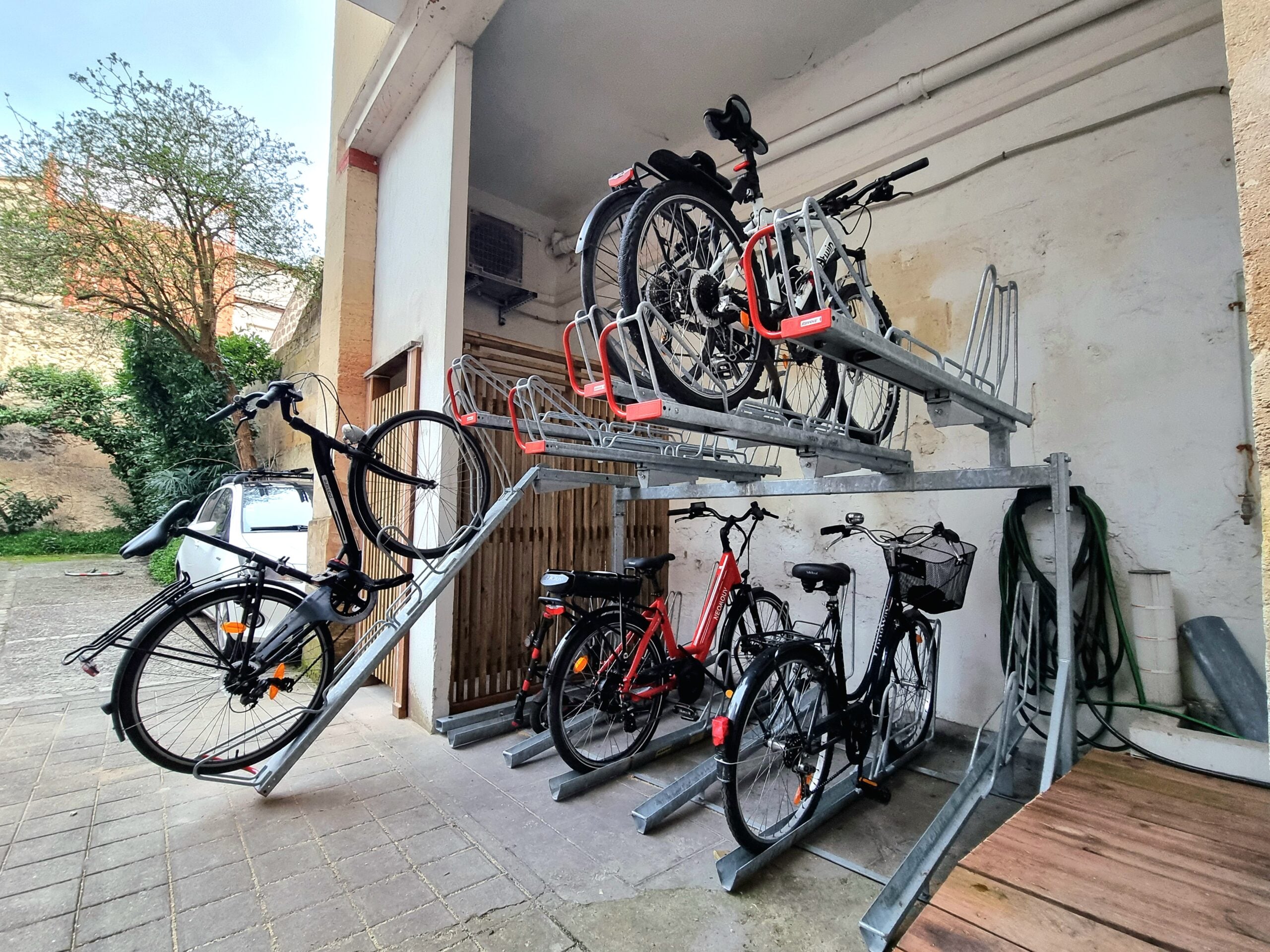 Rack de stationnement vélo double étage Optima V10 installé dans une copropriété à Gradignan
