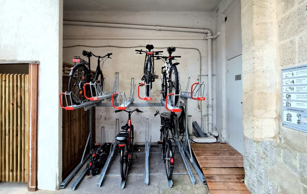 Équipement vélo installé dans les espaces communs d'une copropriété