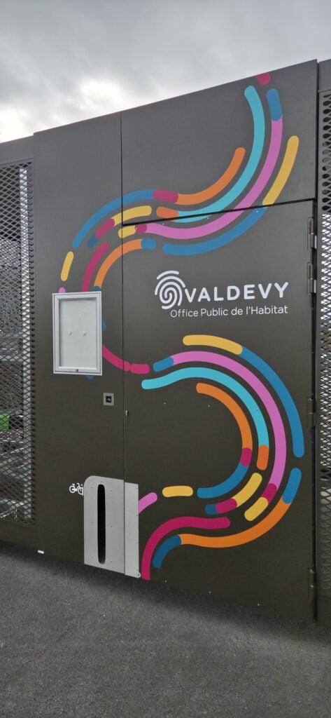 Signalétique de l'abri vélo sécurisé installé dans une résidence Valdevy