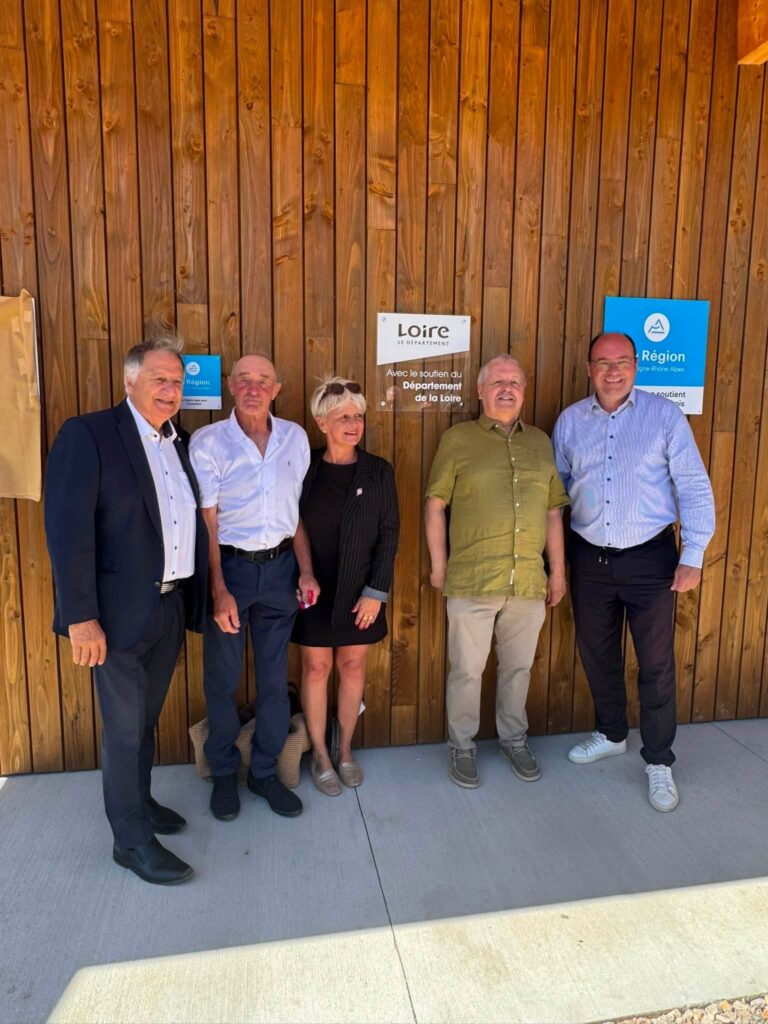 Élus et participants lors de l’inauguration du Pôle Nature Josette Folléat à Usson-en-Forez.