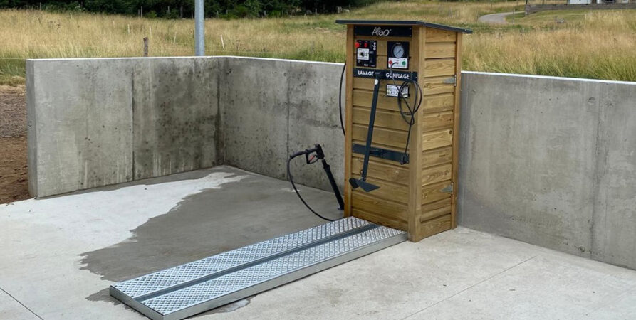 Station de lavage et gonflage vélo ALTAO® Modulo installée au Pôle Nature Josette Folléat à Usson-en-Forez.